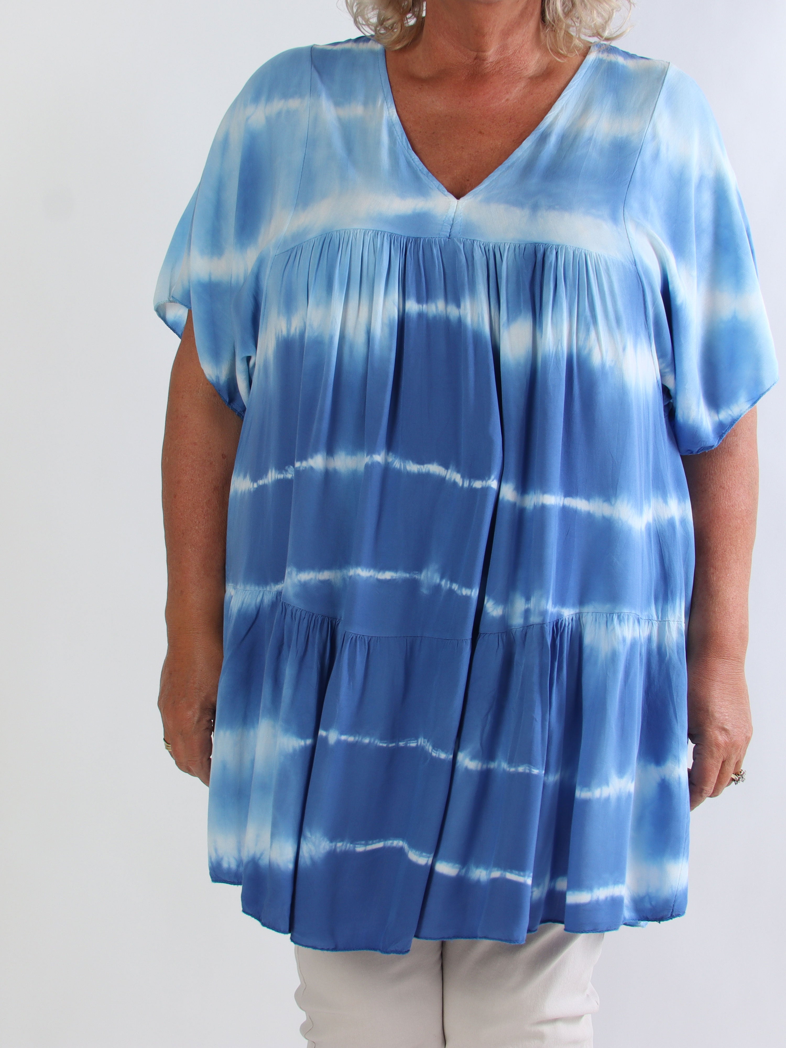 Safira Short - Let og luftig plus size tunika i bomuld med batikfarvet mønster